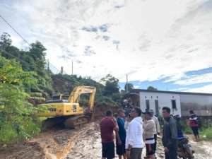 Respon Cepat Ketua DPRD Morut Tangani Banjir dan Longsor di Jalan Menuju Pelabuhan Feri