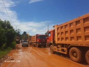 PT. COR Group Turunkan Alat Berat Atasi Longsor Ruas Jalan Menuju Pelabuhan Feri