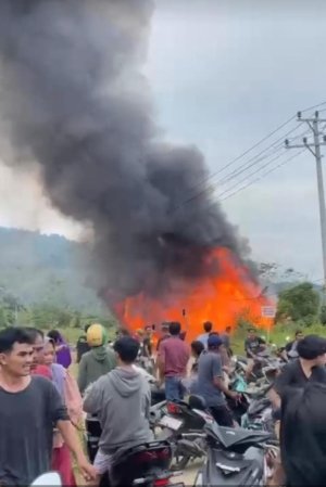 Breaking News: Warga Bakar Tempat Pesta Miras di Koromatantu