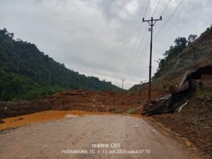 Breaking News: Jalan Bimor Jaya-Mohoni Putus Sejak Subuh, Belum Ada Alat Berat