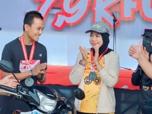 Dukung HUT Bhayangkara ke-79, Ketua DPRD Morut Sumbang Motor dan Uang Tunai Hadiah Kegiatan