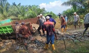 Warga Togo Mulya Patungan Uang dan Gotong Royong Perbaiki Jalan Rusak