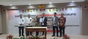 Hadiri Rakor dengan KPK, Ketua DPRD Morut Tanda Tangani Pakta Integritas