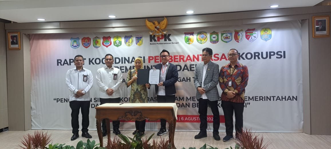 Hadiri Rakor dengan KPK, Ketua DPRD Morut Tanda Tangani Pakta Integritas