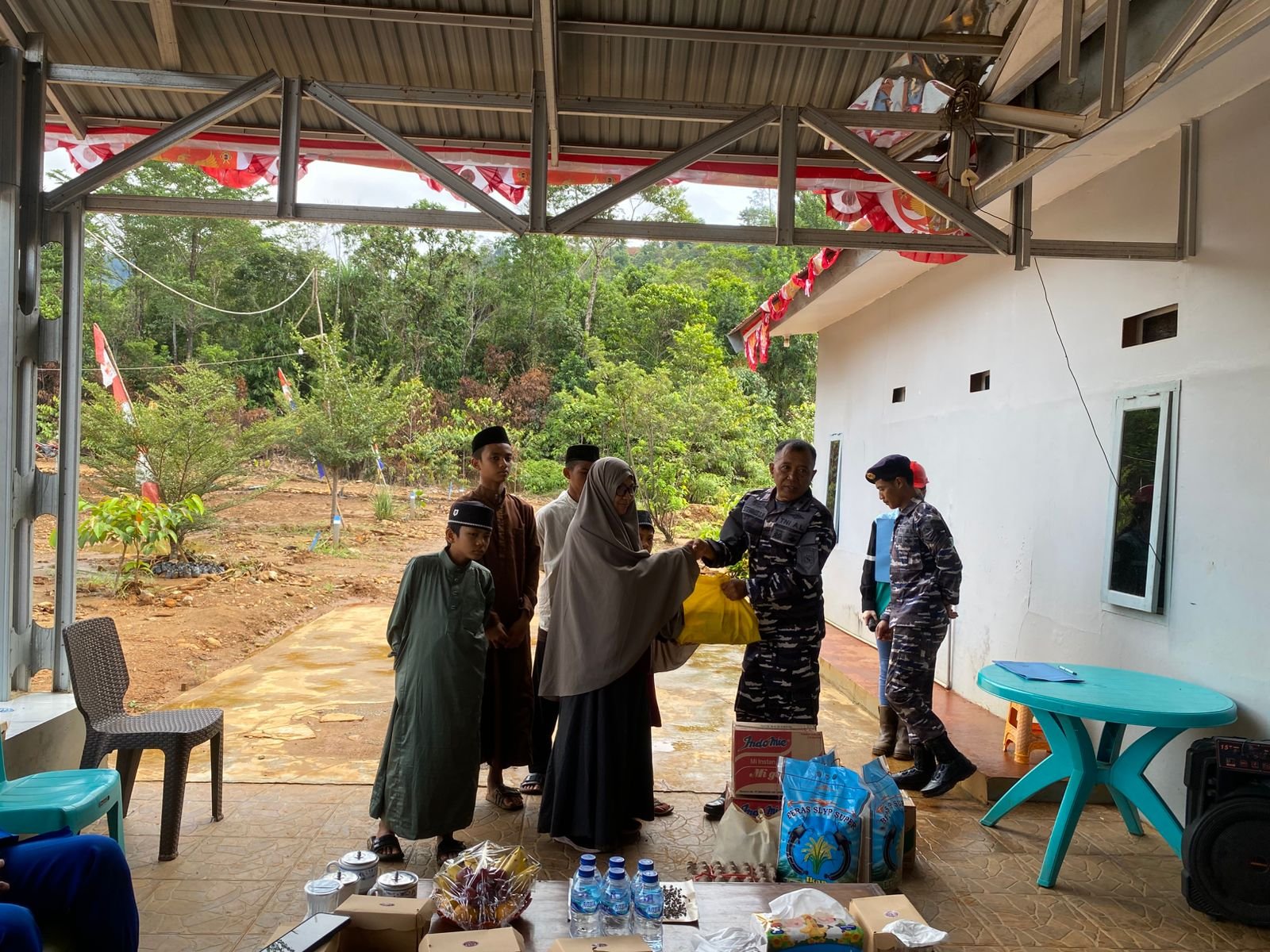 Posal Morowali Utara Serahkan Tali Asih ke Pesantren Radhotul Fitrah Lambolo