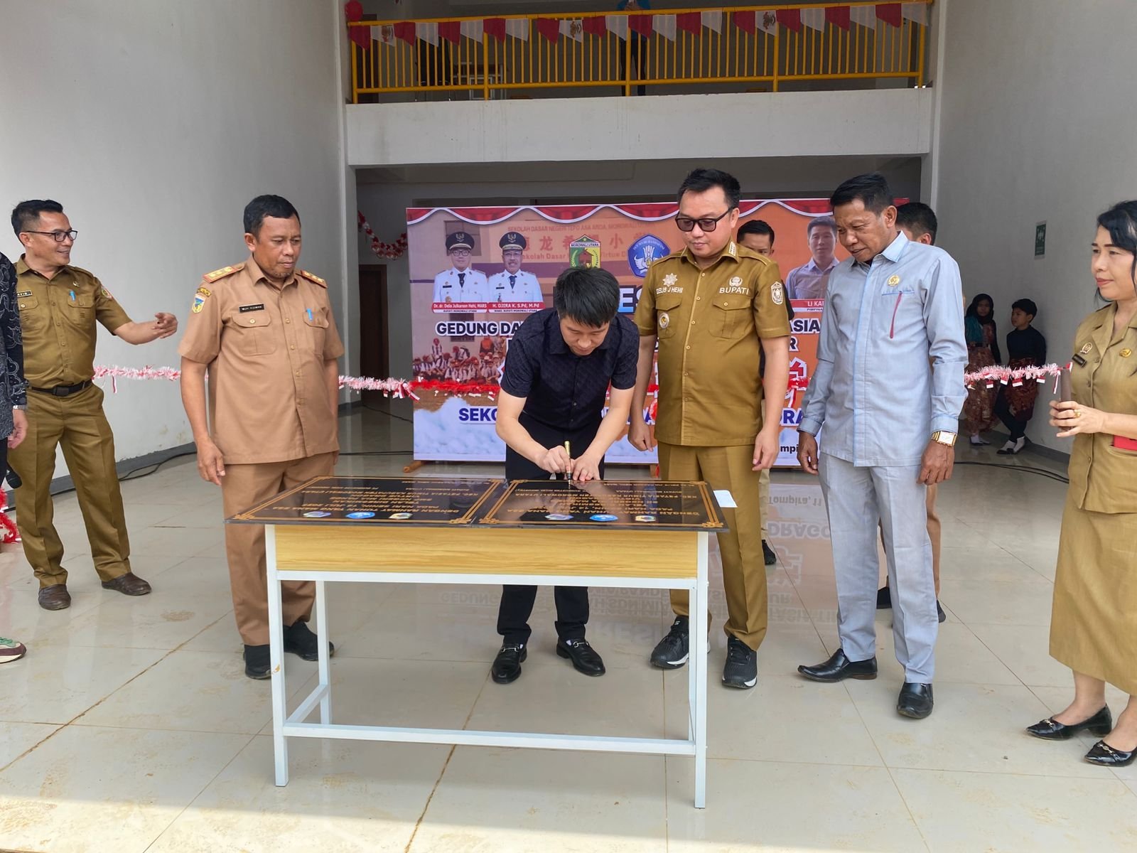 Bupati dan Pimpinan Manajemen Site PT GNI Resmikan Sekolah SD Mia Meambo dan SMP Mia Pande