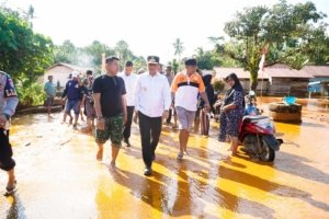 Gerak Cepat Gubernur Anwar Hafid Tinjau Banjir Bandang di Morut