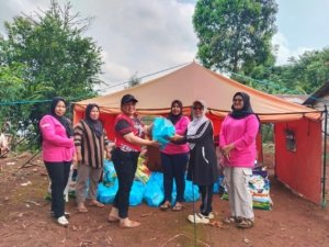 Jumat Berkah, 24 KK Korban Banjir Bandang Molino Terima Paket Sembako Lengkap Bantuan Warda Dg Mamala