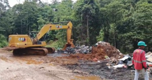 PT. Trinusa Dharma Utama Kerahkan Alat Berat Bantu DLH Morut Tutup TPA Lambolo