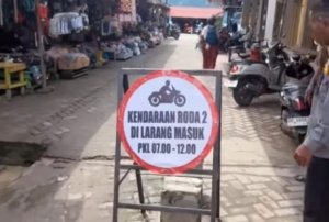 Dishub Morut Pasang Tanda Larangan Motor Masuk Area Penjual Sayur Pasar Sentral Kolonodale