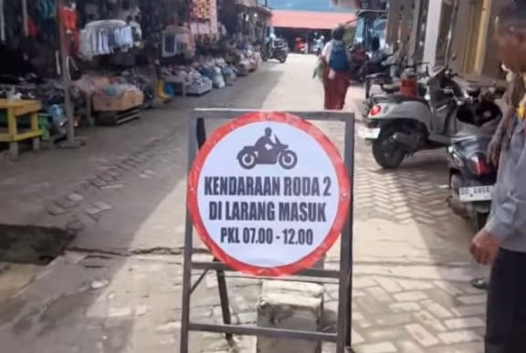 Dishub Morut Pasang Tanda Larangan Motor Masuk Area Penjual Sayur Pasar Sentral Kolonodale