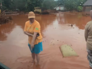 Ketua DPRD Morut Salurkan Bantuan untuk Warga Molino yang Rumahnya Tersapu Banjir Bandang