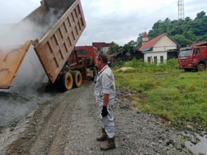 Jelang Peresmian, PT GNI Timbun Jalan dan Tata Halaman Kantor Baru Desa Bunta