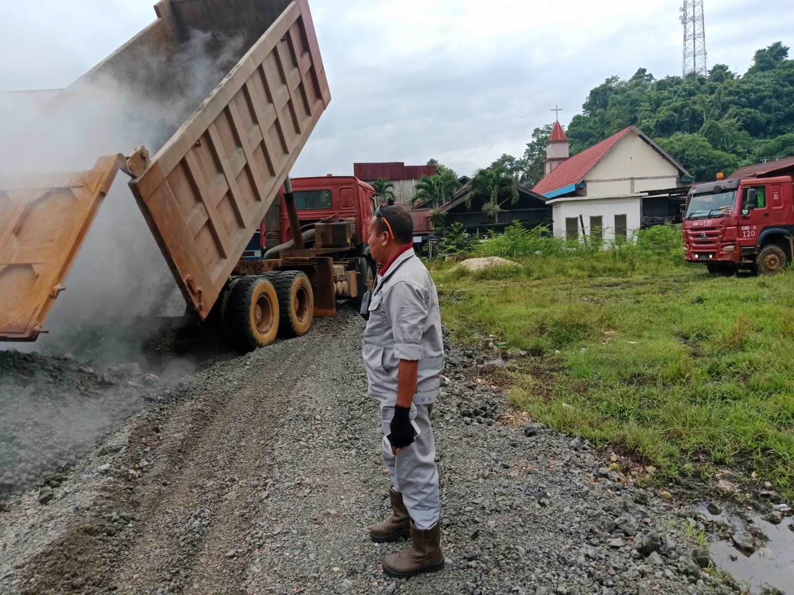 Jelang Peresmian, PT GNI Timbun Jalan dan Tata Halaman Kantor Baru Desa Bunta