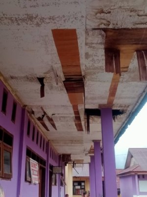 Wahyu Hidayat Sudirman Janji Alokasikan Anggaran Perbaikan Plafon SD Kristen GKST Sampalowo