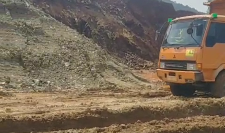 PT MBN Abaikan Protes, Jalan Tani Desa Mondowe Tetap Jadi Jalur Hauling