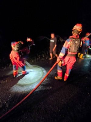 Hingga Malam Hari, Damkar Morut Bersihkan Tumpahan Solar Sepanjang 500 Meter di Marale