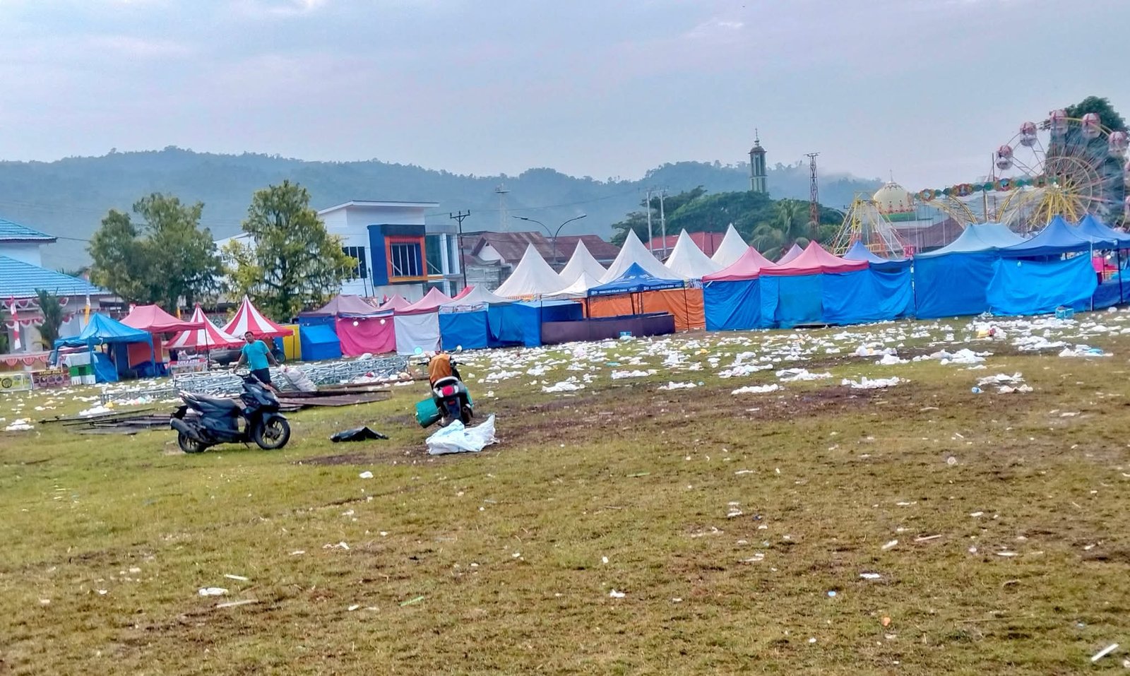 Wajah Lapangan Morokoa Kolondoale , Ramai Kegiatan, Sepi Kesadaran Lingkungan. Sampah berserakan