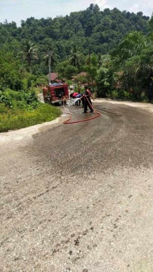 Damkar Morut Lakukan Pembersihan Tumpahan Solar di Tikungan Berbahaya Desa Koromatantu