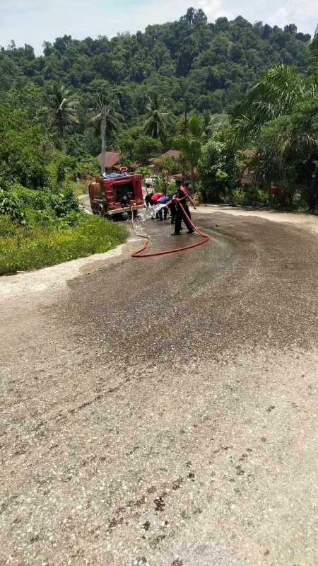 Damkar Morut Lakukan Pembersihan Tumpahan Solar di Tikungan Berbahaya Desa Koromatantu