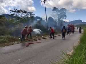 Damkar Morut Padamkan Kebakaran Lahan 2 Hektare di Tinompo