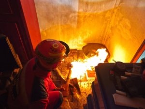 Damkar Morowali Utara Evakuasi Sarang Lebah di Rumah Warga Bahontula