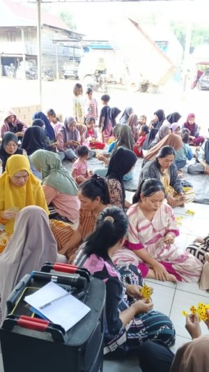 Ratusan Ibu-ibu Ikut Lomba Domino H. Mukhlis Dg Mamala di Morut, Cara Unik Politisi Merawat Silaturahmi