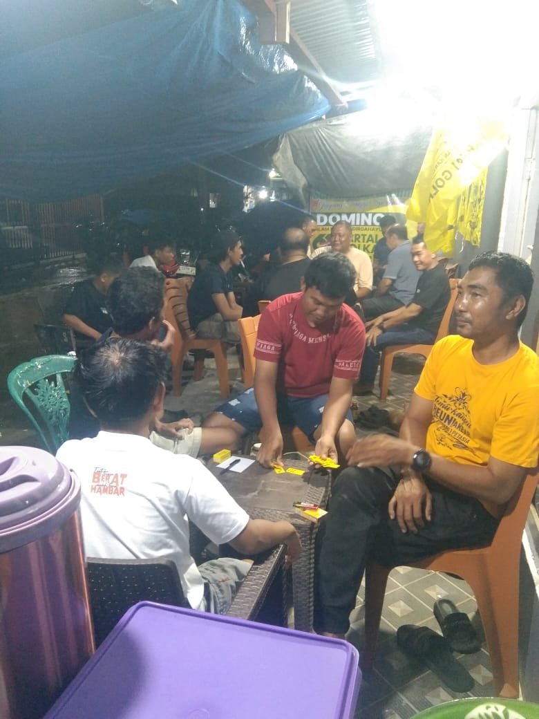 Semangat Kuning Ditengah Hujan Deras, Lomba Domino di Sekertariat Golkar Meriah