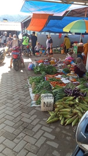Sepi Pembeli dalam Los, Pedagang Pasar Kolonodale Keluar Emperan