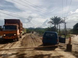 Warga Korololama Lakukan Pemalangan Jalan PT. Cocoman