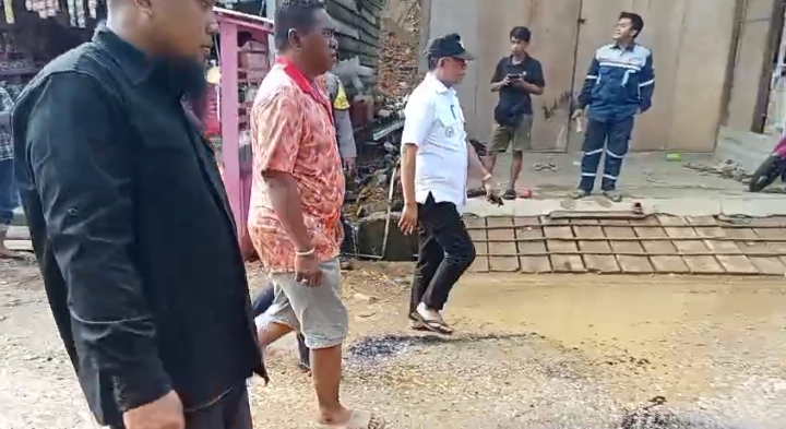Gubernur Anwar Hafid Jalan Kaki Dua Kilo, Langsung Perintahkan BPJN Perbaiki Jalan Bungintimbe