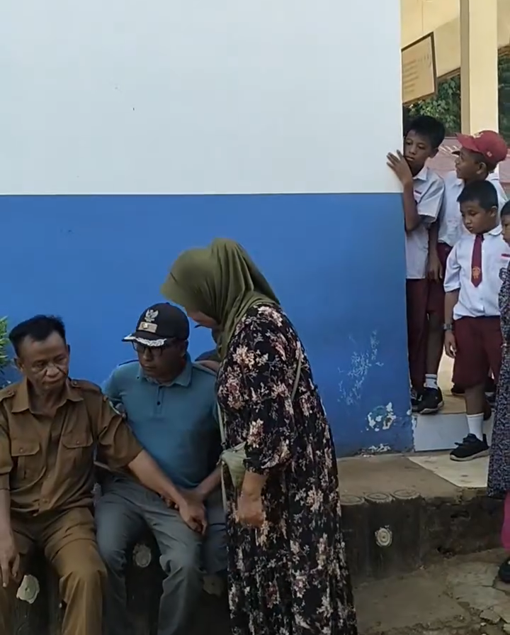 Emosional Soal SDN Disegel, Kades Ganda-ganda Seperti “Anak SD”