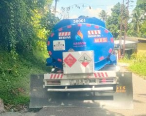 Polantas Polres Morut Ingatkan Mobil Tangki Tersebut Agar Merapikan Penahan Lumpur