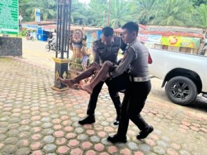 Satlantas Morut Beri Pertolongan Pelajar SMP Kecelakaan