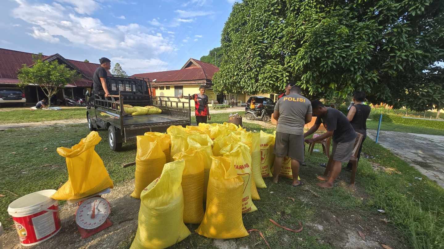 Polsek Mori Atas Serahkan 1,5 Ton Jagung Hasil Panen Petani Desa Era ke Bulog Poso