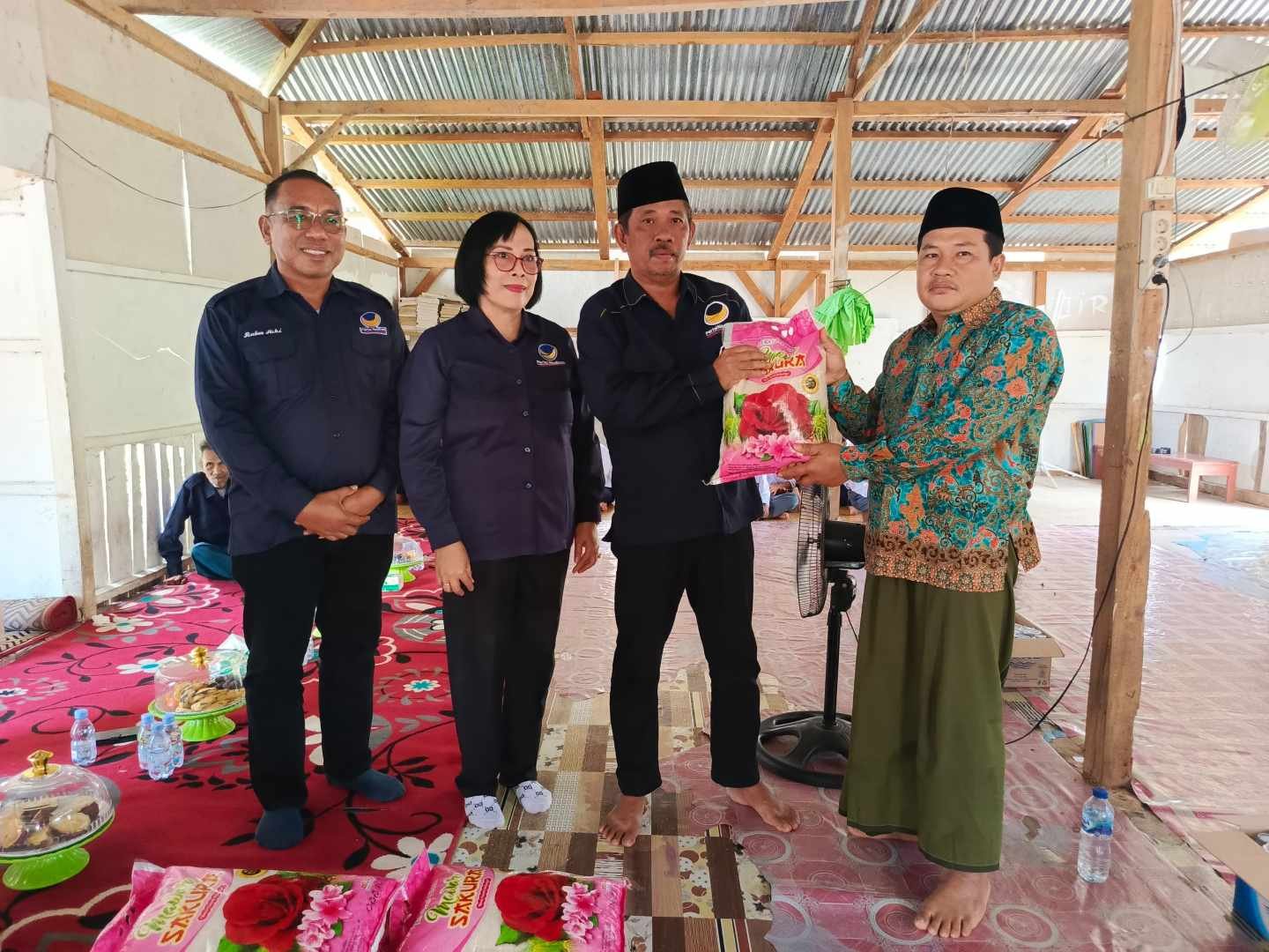 Sambut HUT ke-14, DPD Partai Nasdem Morowali Utara Gelar Kegiatan Berbagi