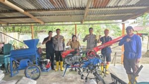 Momentum Hari Pahlawan. Kapolres Morut Berikan Bantuan Alat Pertanian Kelompok Tani di Mori Atas