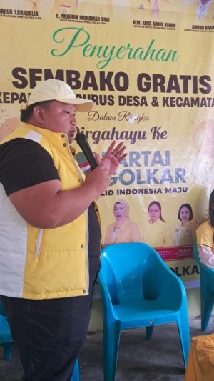 Partai Golkar Bagikan 165 Paket Sembako di Mori Atas