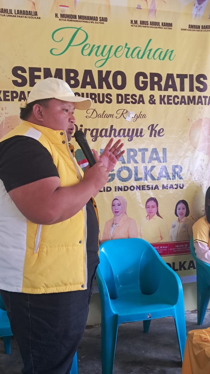 Partai Golkar Bagikan 165 Paket Sembako di Mori Atas