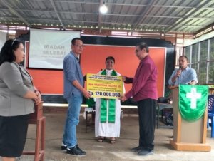 Yaristan Palesa Serahkan Bantuan Rp120 Juta untuk GKST Immanuel Bunta, Pendeta Sebut “Kejutan Berkat Menjelang Natal”