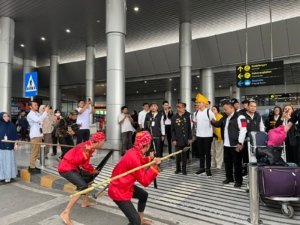 Kaesang Pangarep Tiba di Bandara Mutiara Sis Al-Jufri, Solidaritas PSI Menggema di Palu