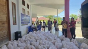 TNI Angkatan Laut dan PT. PBY Bagikan 270 Paket Sembako di Dusun Towi Desa Tamainusi