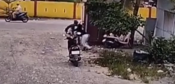 Viral! Penjaga BRILink di Morowali Tarik Menarik dengan Perampok, Uang Berhamburan