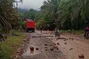 Susun Batu di Jalan, Warga Bimorjaya Terganggu Tukang “Rese” Yeremia Hibu. Minta Aparat Bertindak