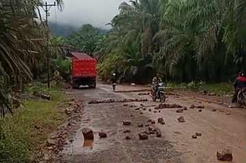 Susun Batu di Jalan, Warga Bimorjaya Terganggu Tukang “Rese” Yeremia Hibu. Minta Aparat Bertindak
