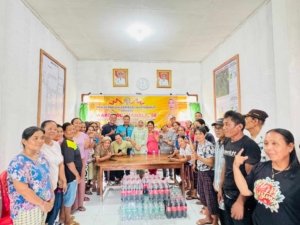 Reses Akhir Tahun, Ketua DPRD Morut Dengar Keluhan dan Berbagi Minuman Natal untuk Warga Tiu dan Tontowea