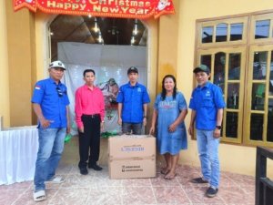 Jelang Malam Natal, Tim Haji Akbar Serahkan Bantuan Kipas Angin di Gereja Eirene Sampalowo