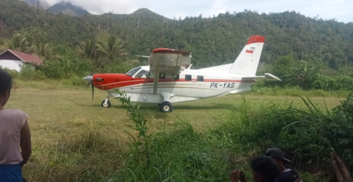 Jemput Pasien Rujukan ke Palu, Pesawat Cessna Mendarat di Pedalaman Menyoe
