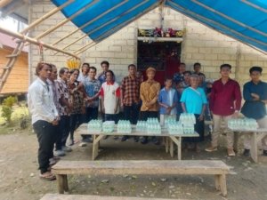 Jelang Natal Jurnalis Berita Morut Bagikan Minuman Untuk 18 KK