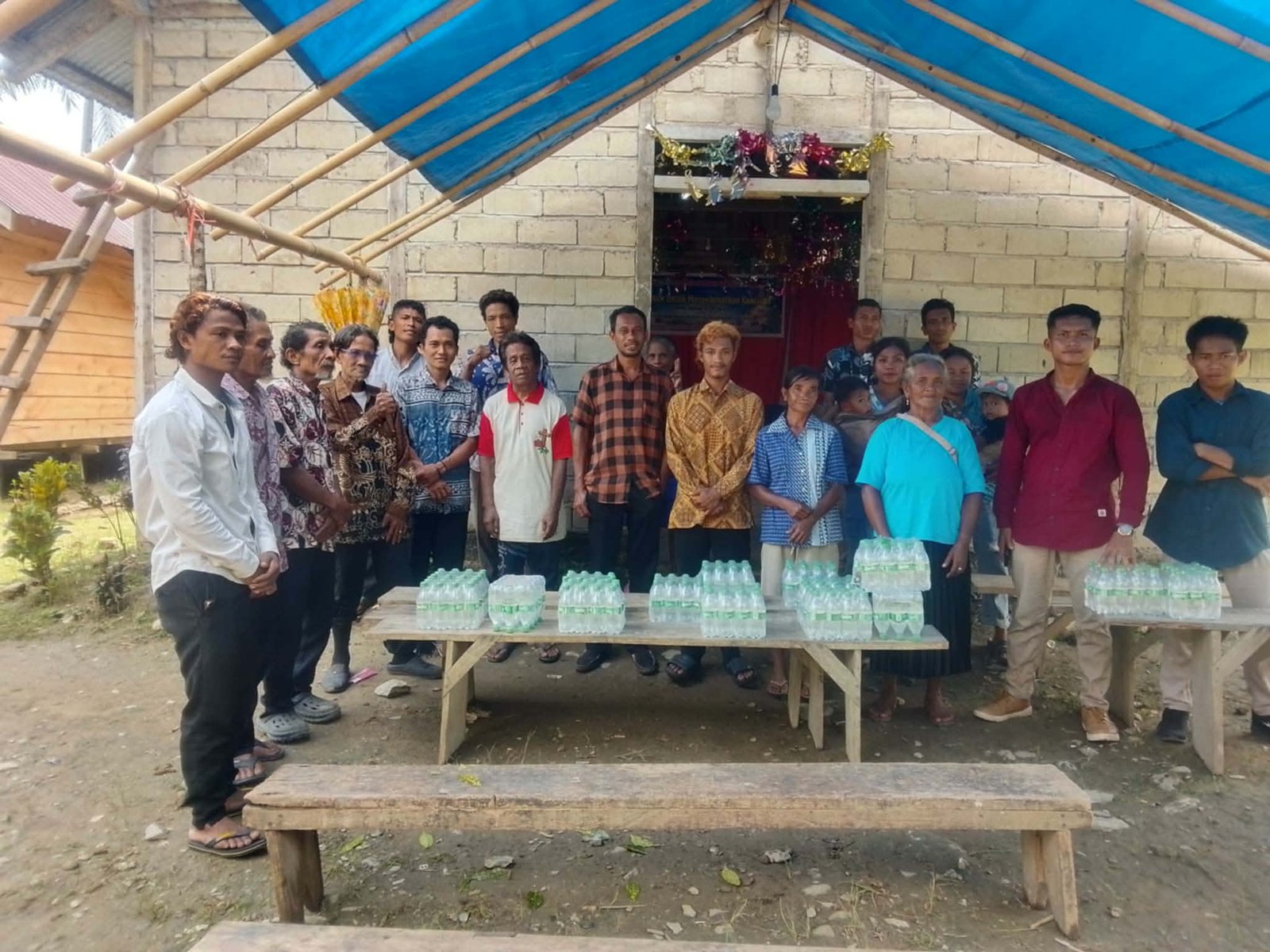 Jelang Natal Jurnalis Berita Morut Bagikan Minuman Untuk 18 KK